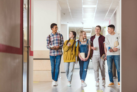 一群微笑着的高中同学们一起走在学校走图片