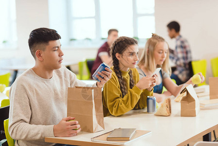 学校食堂的高中学生组图片