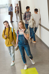 中学生在课间休息期间在学校走廊停留时间的图片