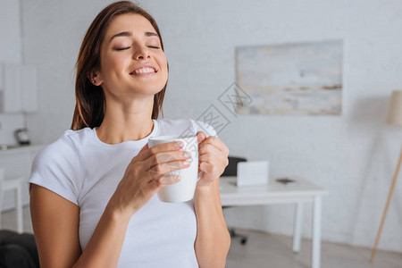 端着茶杯做梦的快乐女人图片