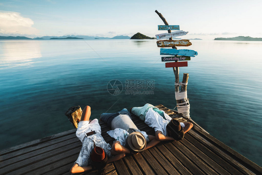 泰国高麦KohMakThai在海边甲板上休息的年轻快乐的亚洲图片