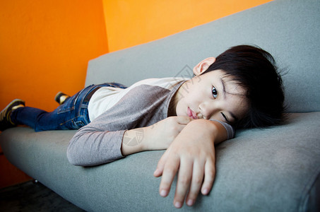 亚裔男孩睡在索法长凳上图片