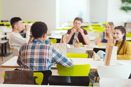 一群十几岁的学生在学校食堂图片