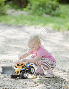 小女孩玩小挖掘机图片