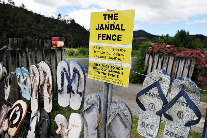 2009年2日在新西兰Kaeo的标志jandal围栏这是对新西兰大部分人穿着的新西兰Jand图片