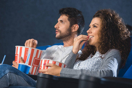 在电影院一起看电影的同时吃图片