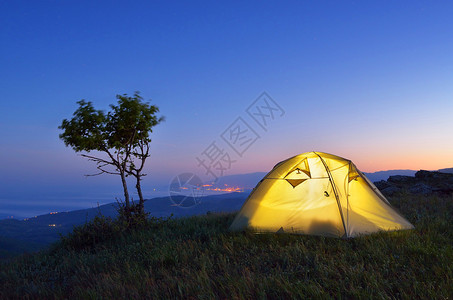 夜景与山中的帐篷帐篷里的发出的光在乡下露营克里米亚背景图片