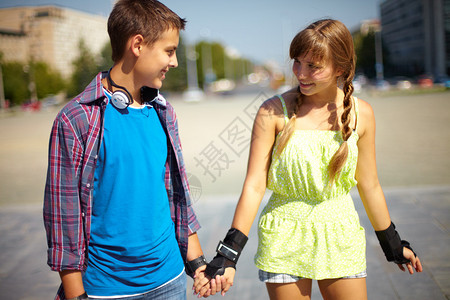 快乐的青少年在夏天共度时光女孩穿着图片