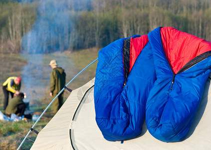 露营帐篷上晒干的两个睡袋图片