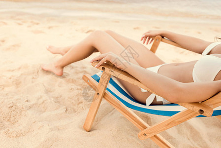 女在沙滩椅上放图片