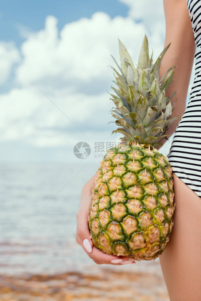 海边有菠萝的泳衣女图片