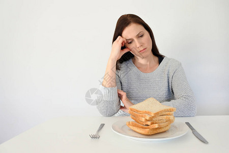 2535岁的年轻妇女患有谷质Gluten不容忍和Gluten饮食图片