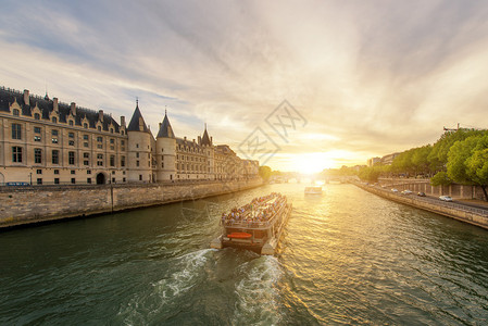 在塞纳河上游船法国巴图片
