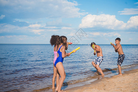 海边玩水上玩具的小孩子图片