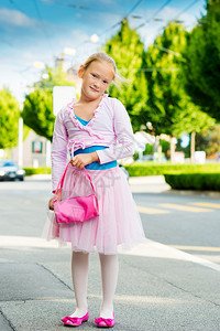 露户的可爱小芭蕾舞女郎穿着舞蹈服装高清图片