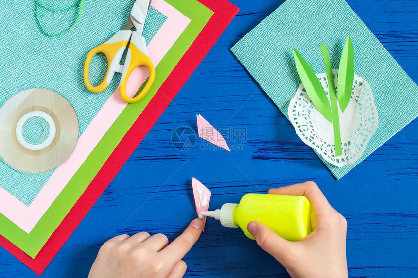 孩子用郁金香花束从纸到3月8日或母亲节制作贺卡儿童艺术项目DIY概念一步的照片说明第步图片