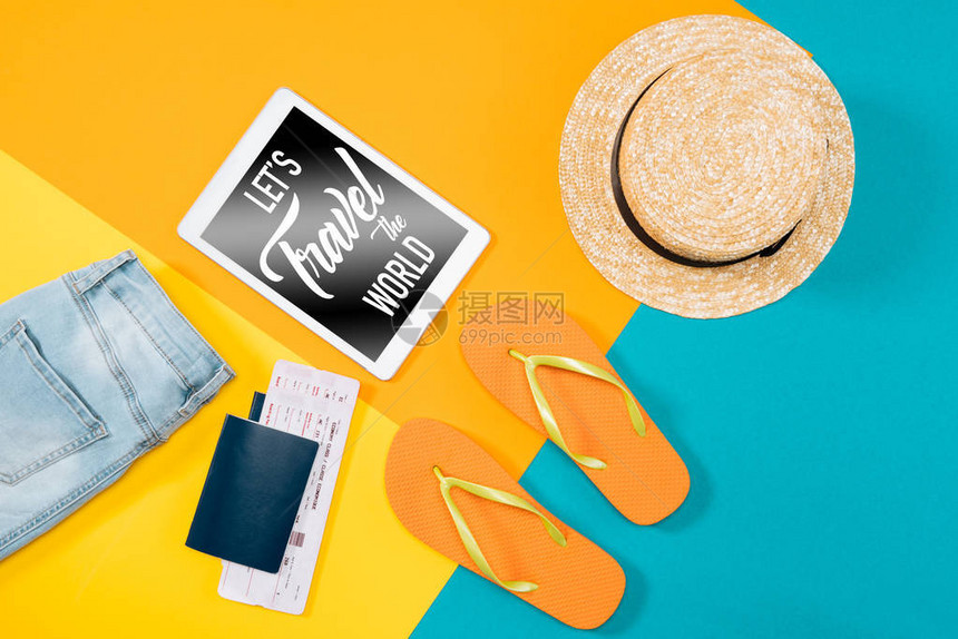 橙色翻滚护照票数字平板电脑和彩色背景的衣服的顶端视图基本假期物品字母图片