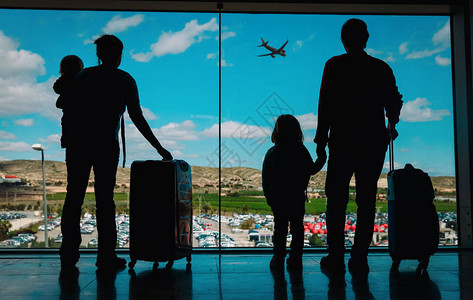 带着孩子和行李在机场看飞机的家图片