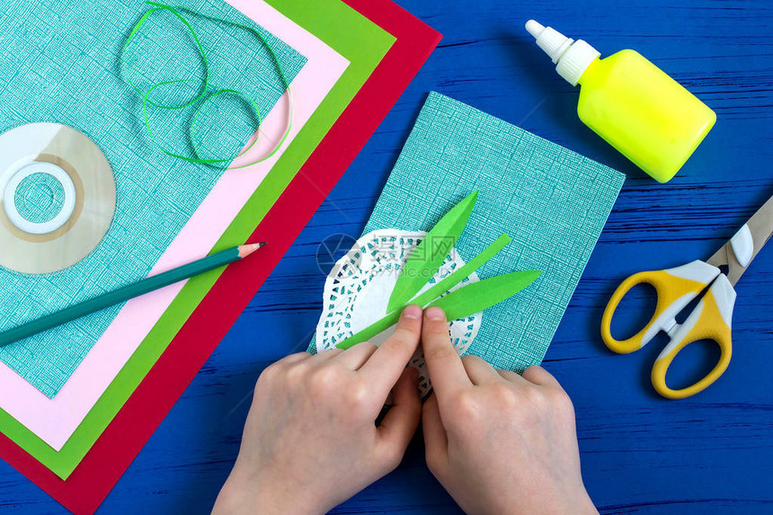 孩子用郁金香花束从纸到3月8日或母亲节制作贺卡儿童艺术项目DIY概念一步的照片说明第5步儿童图片