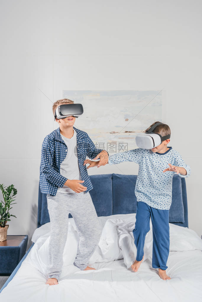 虚拟现实耳机里的男孩们在卧图片