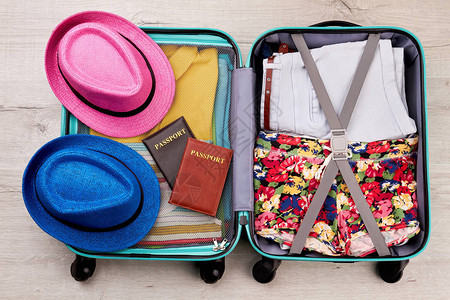 打包行李帽子护照暑假出国旅图片