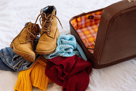 妇女穿着旧式行李箱的旧衣服旅行概念图片
