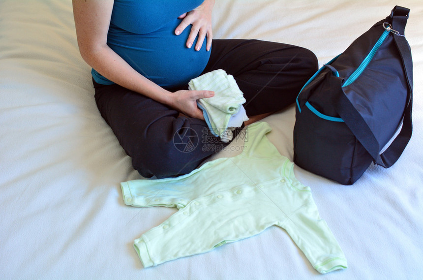 怀孕妇包装一个医院袋孕妇生活方式和保健的概念照图片