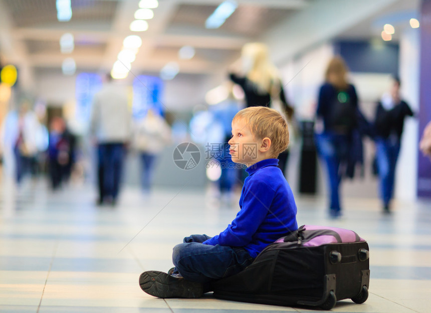 小男孩在机场等图片