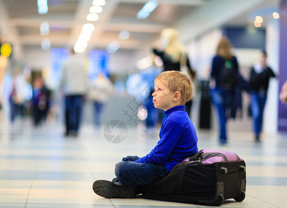 小男孩在机场等图片