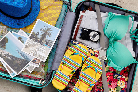 行李箱里有沙滩上的重要物品关闭夏季巡图片