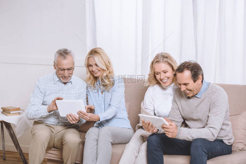 老年男女在沙发上坐沙发时图片