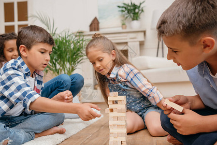 在家里一起玩木柴游戏的多文化儿童群体图片