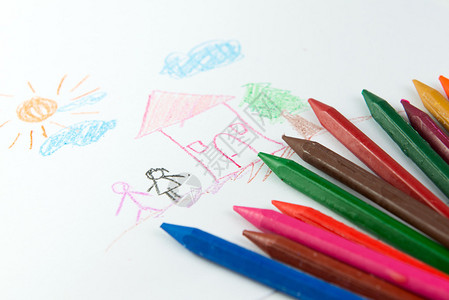 小孩用蜡笔在房子附背景图片
