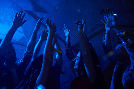朋友们在俱乐部举手跳舞图片