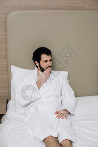 穿着浴袍的帅男子坐在酒店套图片