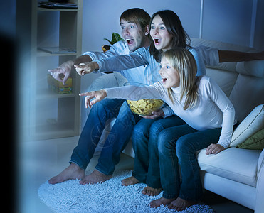一家人看电视真情实感图片