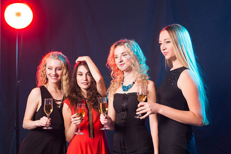 派对假期庆祝活动和新年前夜的概念快乐的年轻女子在派图片