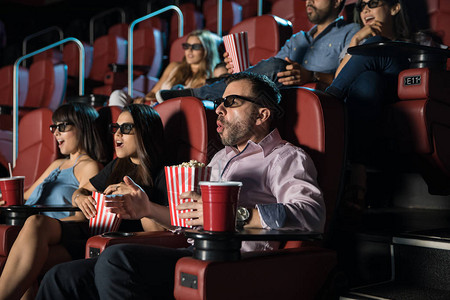 一群人戴着3d眼镜在电影院看电影时图片