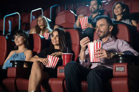 在电影院看电影和吃零食的人群很少观图片