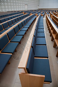 一张空荡的蓝色座位礼堂的照片图片