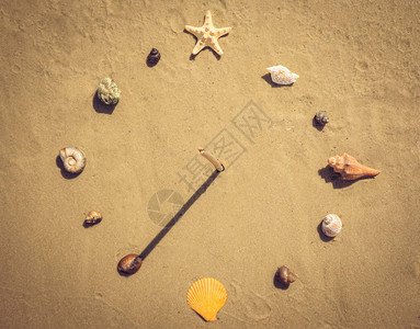 沙滩贝壳和日晷图片