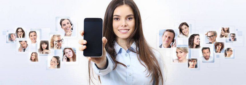 微笑的容女展示空白的智能手机屏幕图片