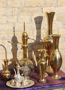 展示纪念品镀金的水罐水壶茶壶和花瓶图片