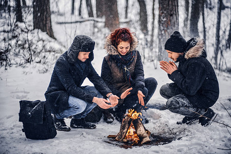 一群远足朋友在雪林里徒步登山图片