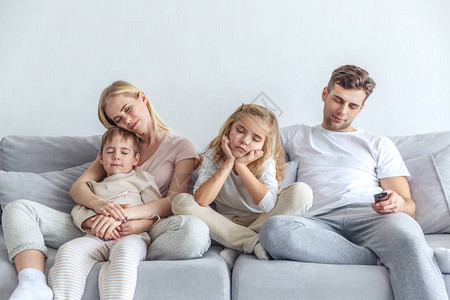 无聊的家庭在周末在家看电影时睡了觉然图片