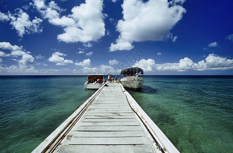 CUBAMariaLaGorda海滩古老的古巴潜水艇和木图片