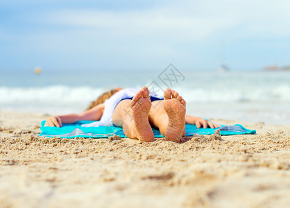 小姑娘在沙滩上晒太阳图片