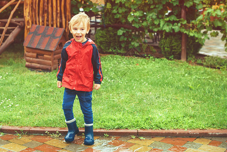 雨后快乐的男孩图片