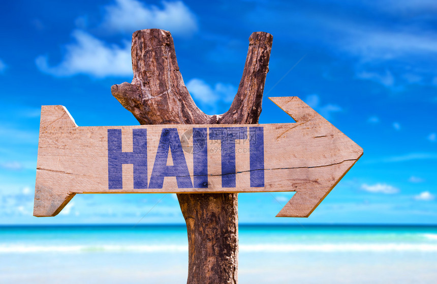 海地木牌与海滩背景图片