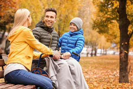 秋天与家人一起户外坐在图片